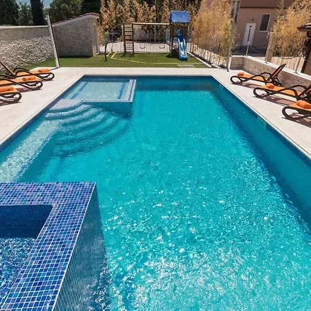 Maxima 2km Beach Villa Pola