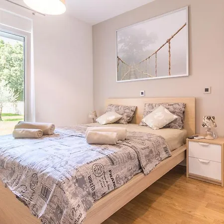 Maxima 2km Beach Villa Pola